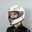 Wit integraalhelm met donker vizier, gedragen door een vrouw met zwart leren jack.