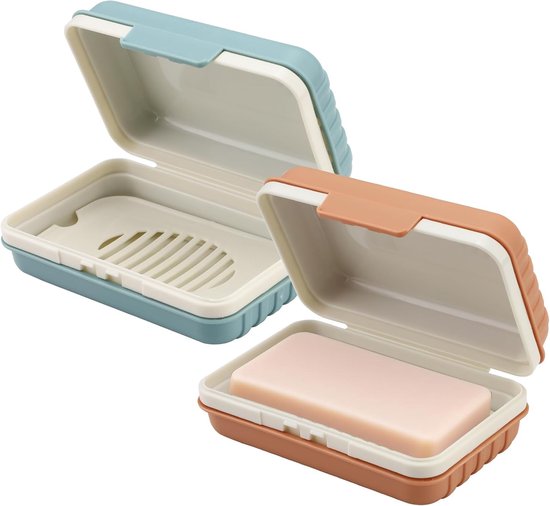 Twee open zeepdozen, een lichtblauwe en beige, en een oranje en witte met zeep.