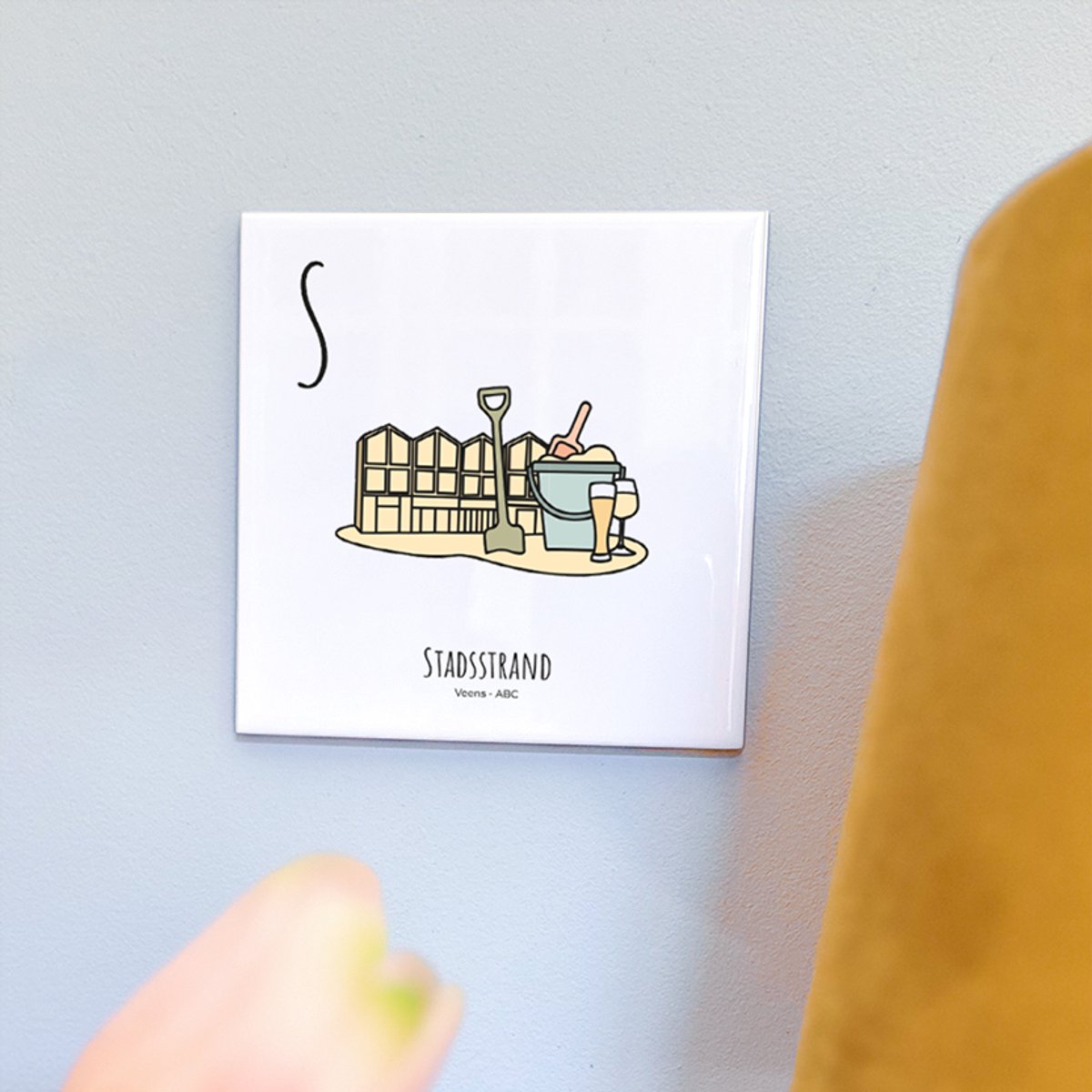 Stadsstrand - ABC tegeltje Veenendaal - Keramiek met Handgetekende Illustratie - Wanddecoratie - Woondecoratie - Relatiegeschenk - Souvenir - 10,8 x 10,8 cm