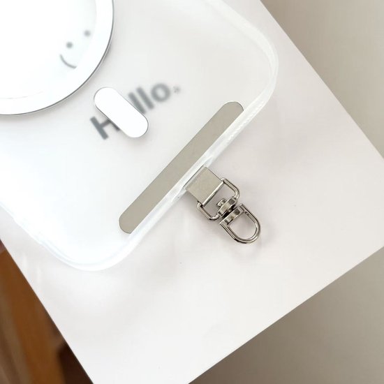 Zilverkleurige telefoonkabelclip bevestigd aan de zijkant van een transparant telefoonhoesje.