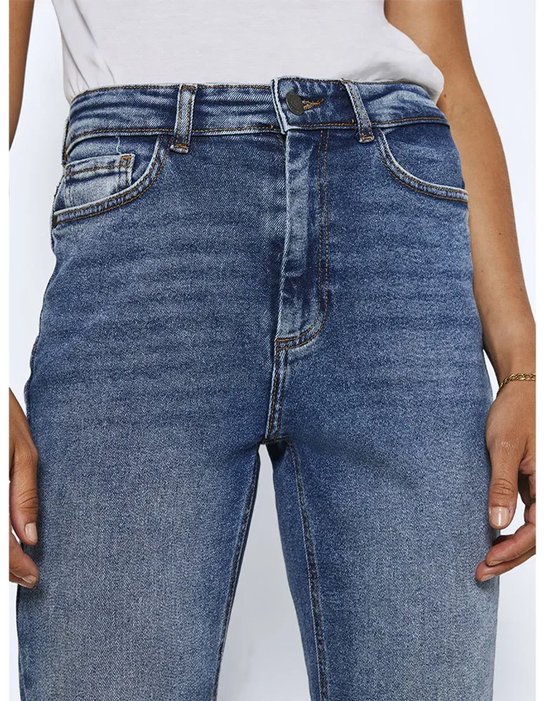 Close-up van de tailleband en zakken van een blauwe stonewashed jeans.