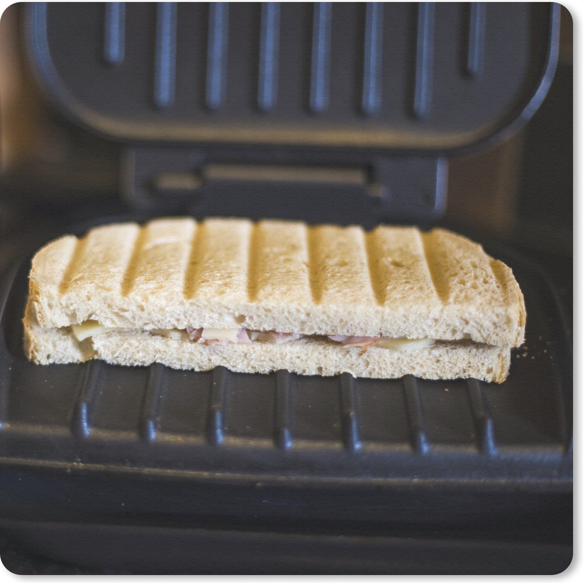 Muismat 30x30 cm - Mousepad Tosti op een zwart tosti-ijzer - Muismatten