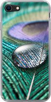 Geschikt voor iPhone 8 hoesje - Close-up van een waterdruppel op de veer van een pauw - Siliconen Telefoonhoesje