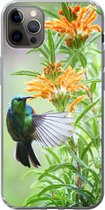 Geschikt voor iPhone 13 Pro Max hoesje - Close-up van een kleurrijke vogel naast planten met oranje bloemen - Siliconen Telefoonhoesje