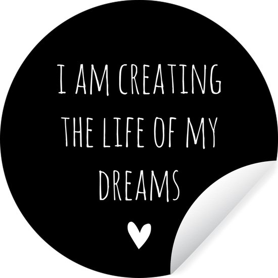 WallCircle - Muurstickers - Behangcirkel - Engelse quote "I am creating the life of my dreams" tegen een zwarte achtergrond - ⌀ 140 cm - Muurcirkel - Zelfklevend - Ronde Behangsticker