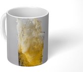 Mok - Koffiemok - Plonzend biertje op witte achtergrond - Mokken - 350 ML - Beker - Koffiemokken - Theemok