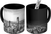 Magische Mok - Foto op Warmte Mok - Indrukwekkende lucht boven Shenzhen - zwart wit - 350 ML