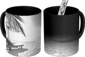 Magische Mok - Foto op Warmte Mok - De zon schijnt op het tropische strand - zwart wit - 350 ML