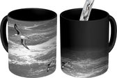 Magische Mok - Foto op Warmte Mok - Twee albatrossen boven zee - zwart wit - 350 ML
