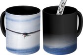 Magische Mok - Foto op Warmte Mok - Een bonte stern vliegt laag over de zee - 350 ML
