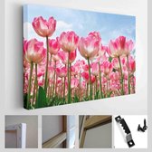 Onlinecanvas - Schilderij - Groep Paarse Tulpen Tegen De Hemel. Lente Landschap Art Horizontaal - Multicolor - 80 X 60 Cm