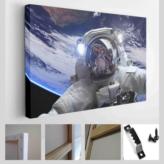 Astronaut in de ruimte tegen de achtergrond van de ruimteplaneet. Elementen van deze afbeelding geleverd door NASA - Modern Art Canvas - Horizontaal - 285316604