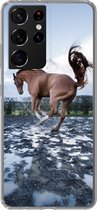 Geschikt voor Samsung Galaxy S21 Ultra hoesje - Bokkend paard in de waterplassen - Siliconen Telefoonhoesje