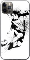 Geschikt voor iPhone 13 Pro Max hoesje - Een illustratie van een persoon die een voetbal richting doel schiet - Jongens - Jongetje - Kind - Siliconen Telefoonhoesje