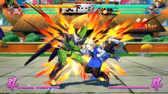 Cell vecht met Android 18 in een explosieve aanval. Geel, oranje en blauwe effecten.