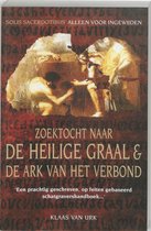 Boekomslag 'Zoektocht naar de Heilige Graal & de Ark van het Verbond'. Afbeelding van twee mannen die bij een tombe kijken.