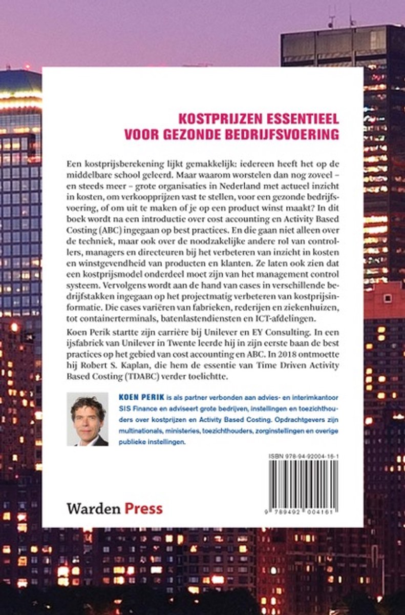 Achterkant boek 'De kostprijs', met stadsafbeelding, auteursinfo en barcode.
