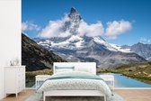 Behang - Fotobehang Zwitserse Matterhorn in de middag naast de Riffelsee in Zermatt - Breedte 420 cm x hoogte 280 cm