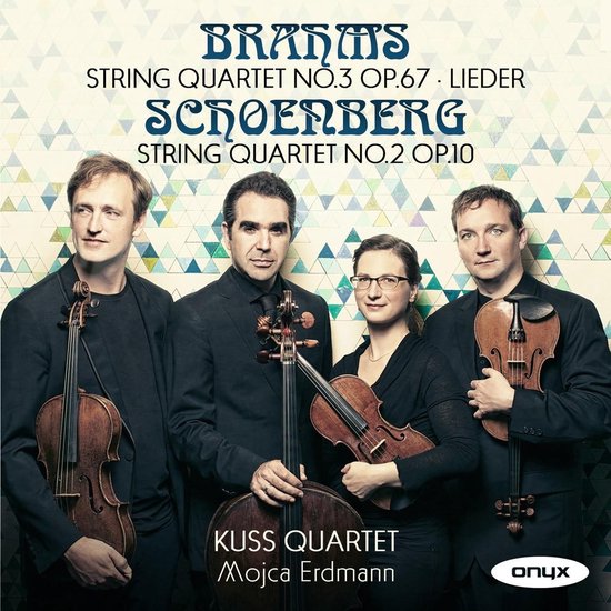 Kuss Quartet en Mojca Erdmann poseren met hun strijkinstrumenten, met de titel van de CD.