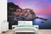 Behang - Fotobehang Paarse lucht boven Cinque Terre in Italië - Breedte 450 cm x hoogte 300 cm