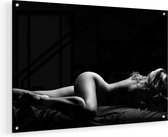 Artaza Glasschilderij - Vrouw Naakt in Bed - Erotiek - Zwart Wit - 60x40 - Plexiglas Schilderij - Foto op Glas