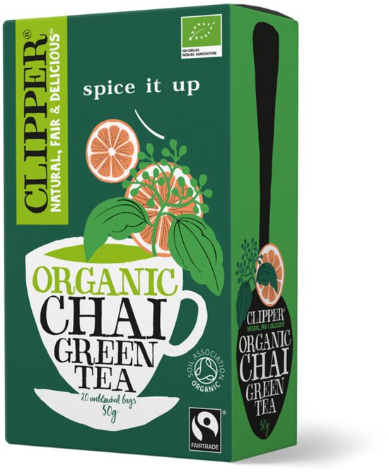 Groene theeverpakking van Clipper, met "ORGANIC CHAI GREEN TEA" en afbeeldingen van sinaasappelpartjes en een kop thee.