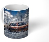 Mok - Roestige auto in een veld - 350 ML - Beker
