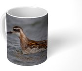 Mok - Grauwe franjepoot met rode hals vanaf de zijkant in onrustig water - 350 ML - Beker