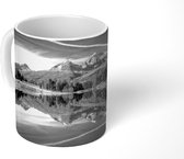 Mok - Weerspiegeling in het water bij de Alpen - zwart wit - 350 ML - Beker