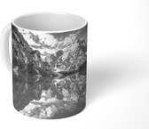Mok - Weerspiegeling in het meer Lago di Braies in Italië - zwart wit - 350 ML - Beker
