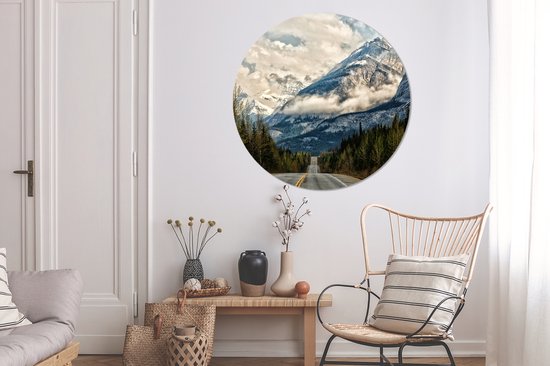 Une route mène vers une plaque en plastique de cercle de mur de haute montagne ⌀ 140 cm