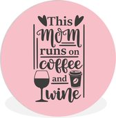 Citation de la fête des mères Cette maman court au café et au vin sur fond rose Assiette en plastique de cercle mural - ⌀ 150 cm - peinture ronde - impression photo sur cercle mural en plastique (forex) / cercle vivant / (décoration murale)