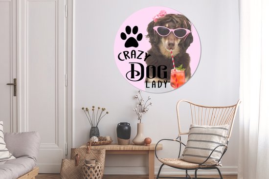 Cercle mural - Cercle mural - Citation Chiens 'Crazy dog lady' sur fond avec un chien et un cocktail - Aluminium - ⌀ 120 cm - Intérieur et Extérieur XXL