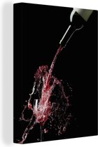 Canvas Schilderij Rode wijn ingeschonken in glas - 30x40 cm - Wanddecoratie