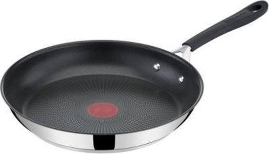 Zwarte Tefal koekenpan met rood kookpunt en RVS handvat.