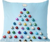 Sierkussen - Een Kerstboom Gemaakt Van Kerstballen Op Een Lichtblauwe Achtergrond