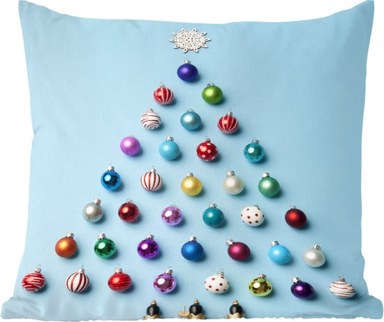 Sierkussens - Kussentjes Woonkamer - 50x50 cm - Een kerstboom gemaakt van kerstballen op een lichtblauwe achtergrond - Kerstversiering - Kerstdecoratie voor binnen - Woonkamer