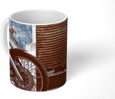 Mok - Koffiemok - Een geparkeerde motorfiets met een roestige garagedeur - Mokken - 350 ML - Beker - Koffiemokken - Theemok