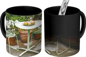 Magische Mok - Foto op Warmte Mok - Groene tuinmeubels in een tuin - 350 ML