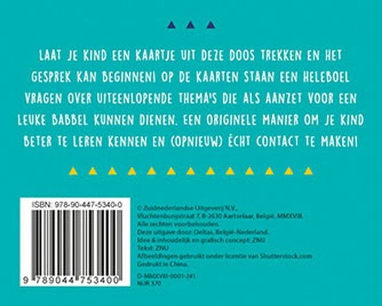 Achterkant van de doos met groene tekst op een lichtgroene achtergrond. Bartcode en ISBN-nummer. Tekst gaat over praatkaarten met vragen voor kinderen.