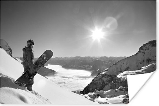 Poster Een snowboard kijkt met zijn board uit op de besneeuwde bergtoppen - zwart wit - 30x20 cm