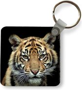 Porte-clés - Cadeaux à distribuer - Portrait d'un petit tigre de Sumatra sur fond sombre - Plastique - Cadeaux Sinterklaas - Cadeaux à distribuer pour enfants - Cadeaux chaussures - Petits cadeaux