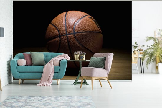Papier peint - Papier peint photo Un ballon de basket à l'honneur dans une salle - Largeur 420 cm x hauteur 280 cm