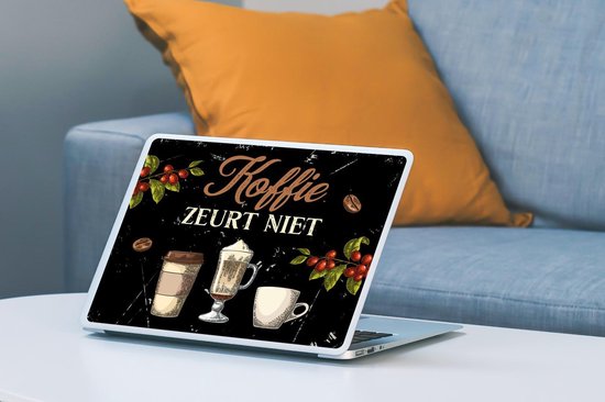 Autocollant pour ordinateur portable avec le texte 'Koffie ZURT NIET', grains de café, branches avec baies et trois tasses à café dans un style croquis sur fond noir.