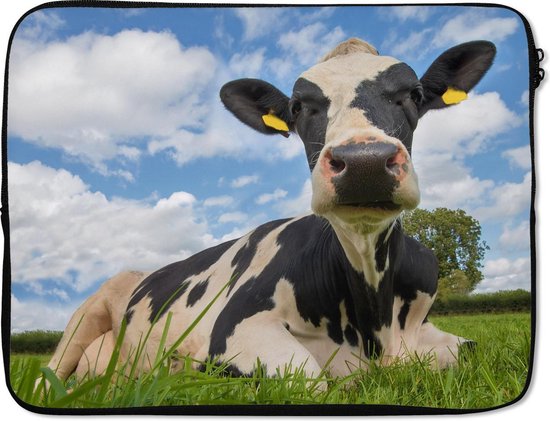 Housse d'ordinateur portable avec une vache noire et blanche dans de l'herbe verte sous un ciel bleu avec des nuages blancs.