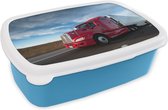 Broodtrommel Blauw - Lunchbox - Brooddoos - Rode vrachtwagen met een dreigende lucht - 18x12x6 cm - Kinderen - Jongen