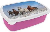 Broodtrommel Roze - Lunchbox - Brooddoos - Galopperende paarden in het landschap van Mongolië - 18x12x6 cm - Kinderen - Meisje
