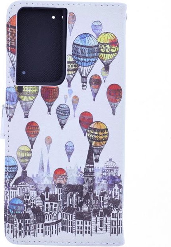Étui de téléphone fermé imprimé de montgolfières colorées au-dessus d'une ville. Comporte une découpe pour la caméra.
