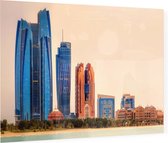 De skyline van Abu Dhabi bij rode woestijngloed - Foto op Plexiglas - 90 x 60 cm