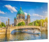 Een ronvaartboot voor de historische Dom van Berlijn - Foto op Plexiglas - 60 x 40 cm